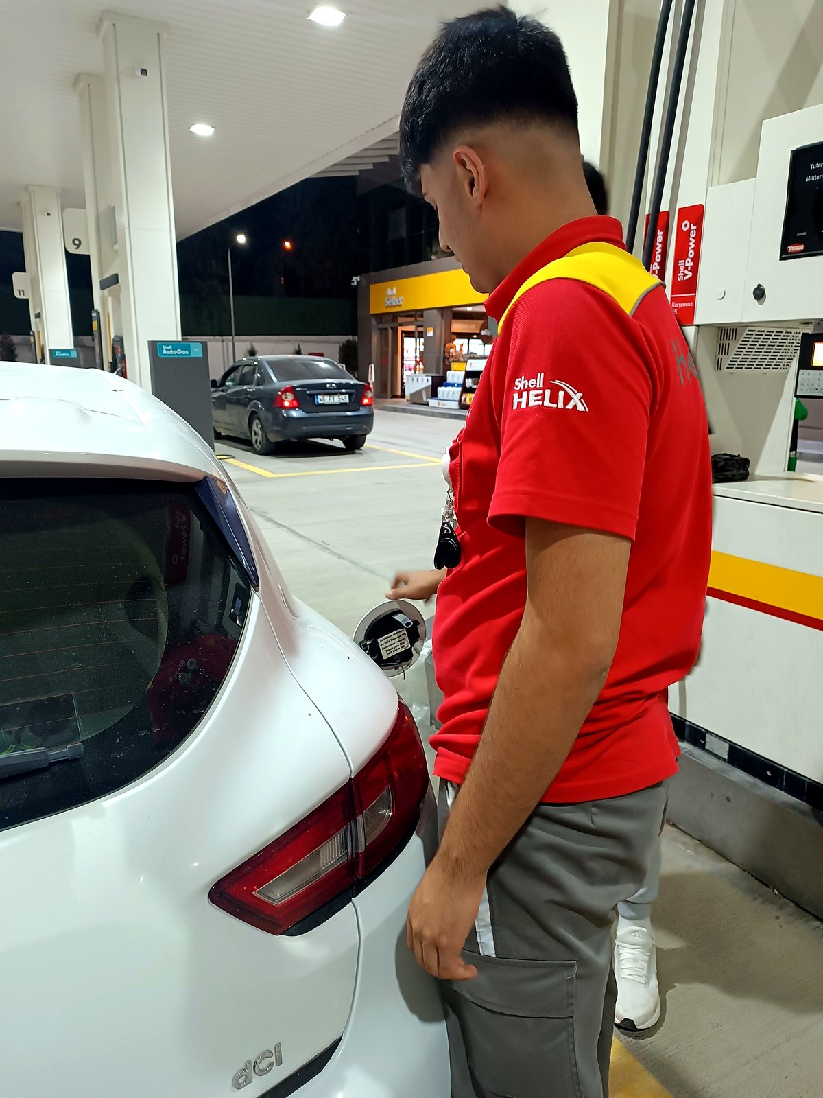 Shell Maraş — Arac Yakit Dolumu