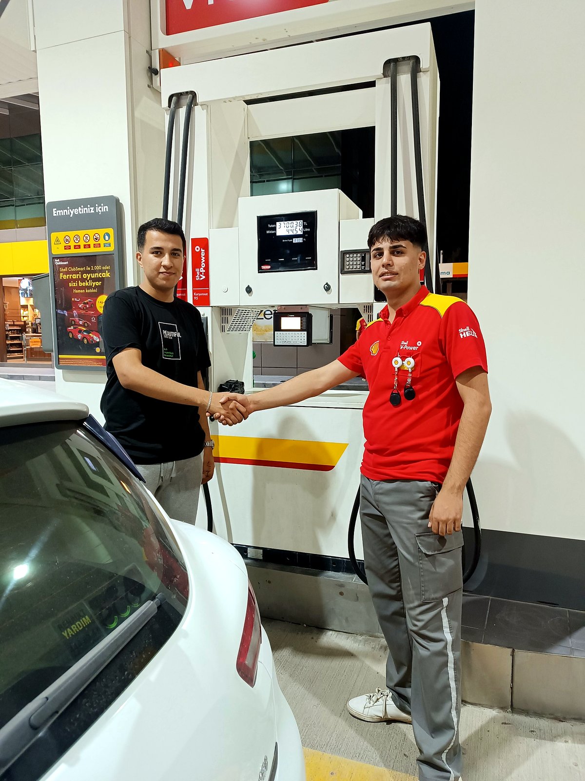 Shell Maraş — Musteri El Sikisma Karsilama