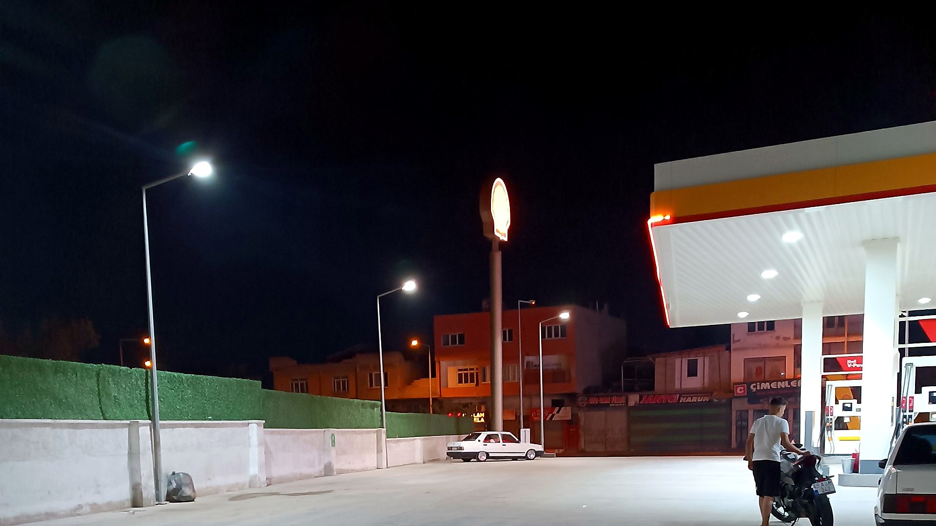 Shell Maraş istasyonu, gece